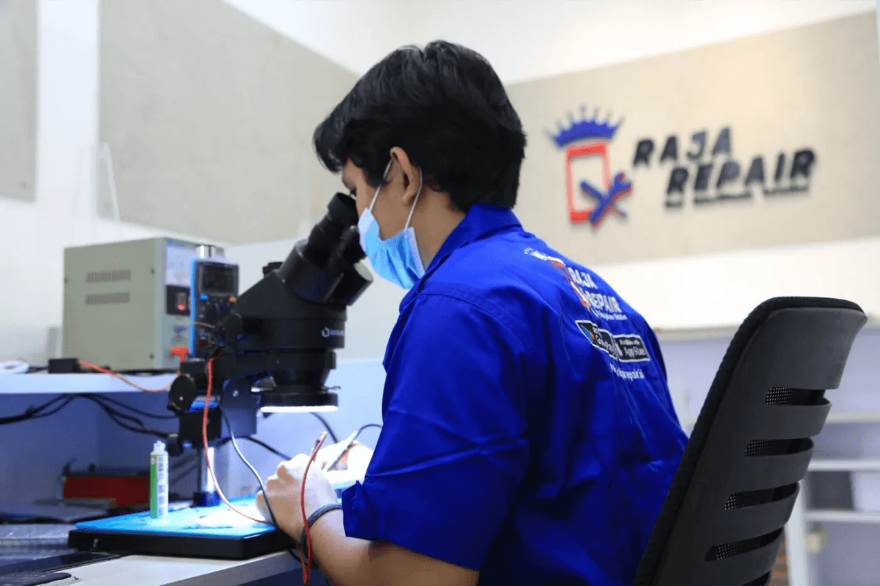 Teknisi Raja Repair di workstation