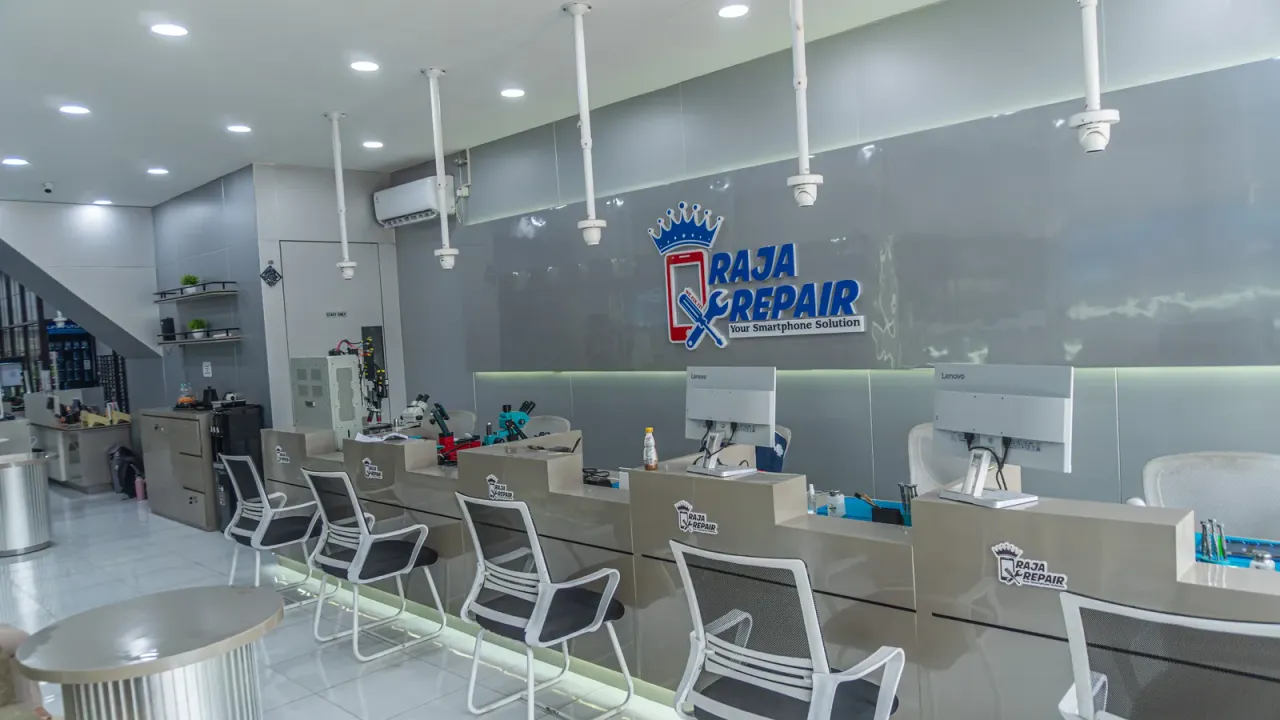 Meja layanan di outlet Raja Repair