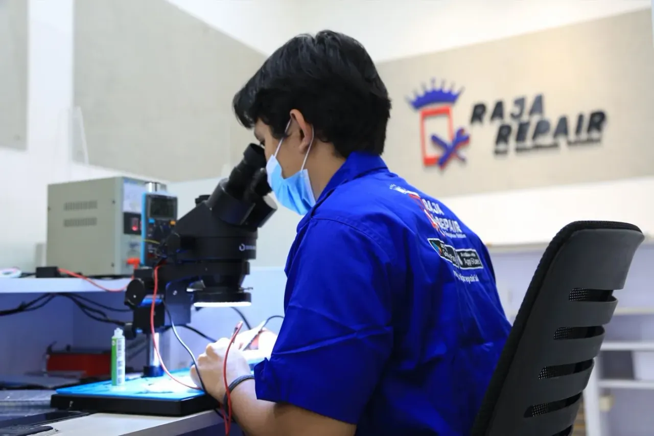 Teknisi Raja Repair sedang bekerja