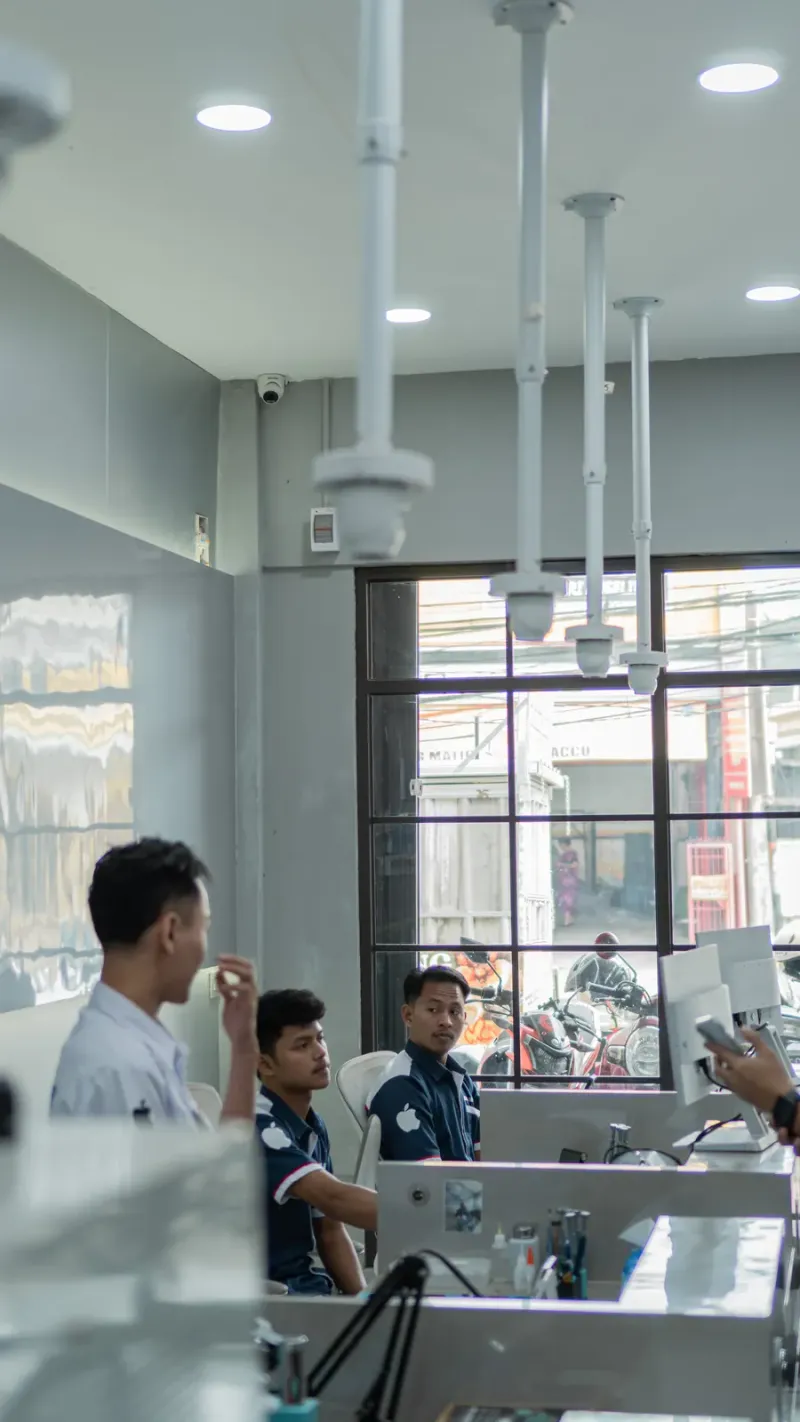 Tim teknisi Raja Repair bekerja di workshop